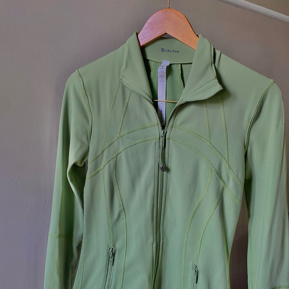 LULULEMON define jacket, SIZE 6, green, new condition(no pillsor imperfections)